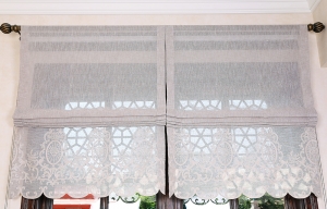 Folding curtain with lacework